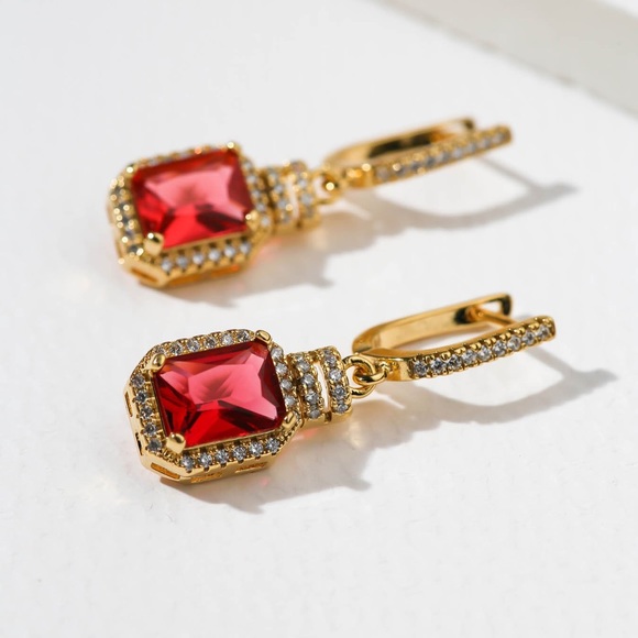 Vanessa Mooney: The Scarlet Earings - Picture 2 of 7